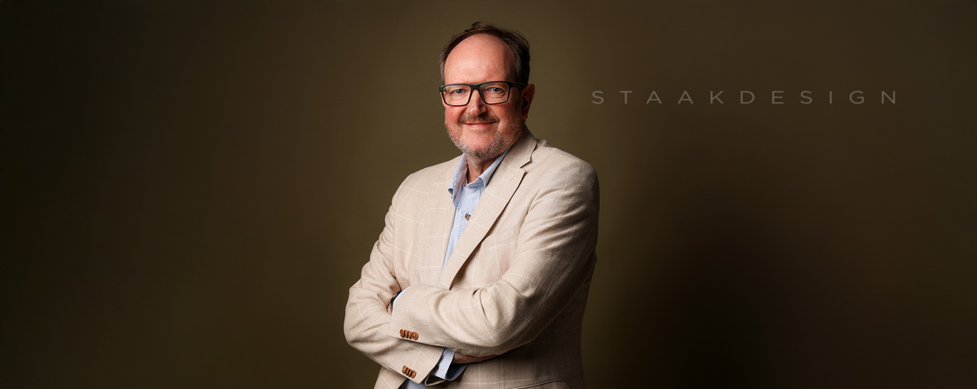 Joachim Staak ist ein erfahrener Hamburger Designer. Er war in Fachagenturen für Finanzmarktkommunikation tätig und ist seit 20 Jahren mit staakdesign selbstständig.