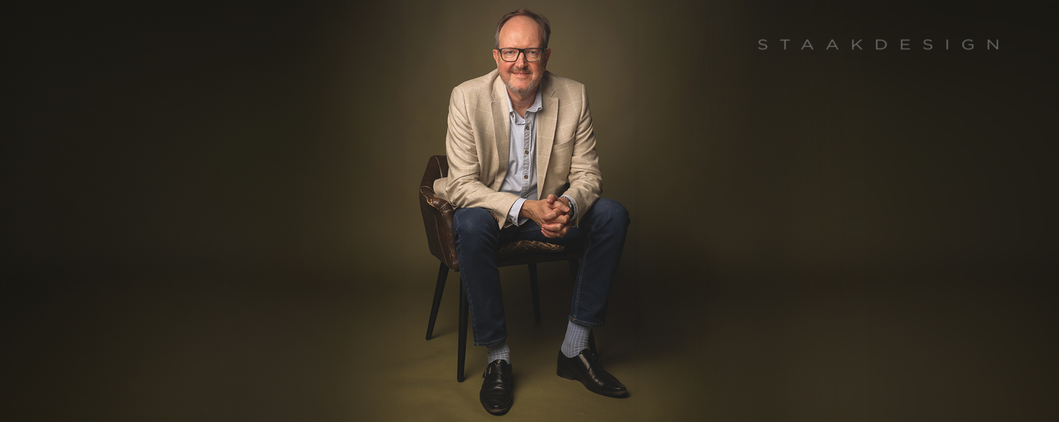 Joachim Staak, staakdesign Joachim Staak ist ein erfahrener Hamburger Designer. Er war in Fachagenturen für Finanzmarktkommunikation tätig und ist seit 20 Jahren mit staakdesign selbstständig.